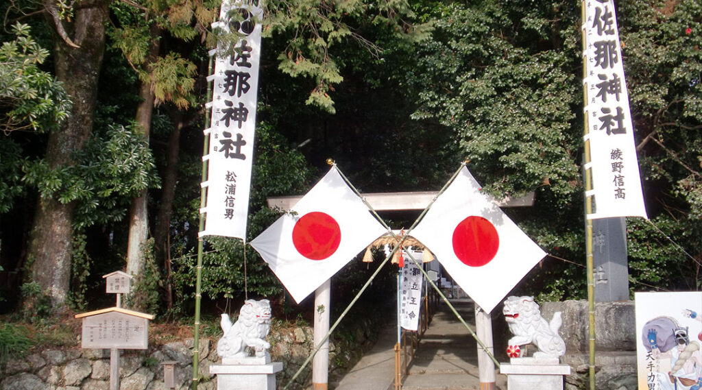 静謐な鎮守の森で神話の世界に思いを馳せる1