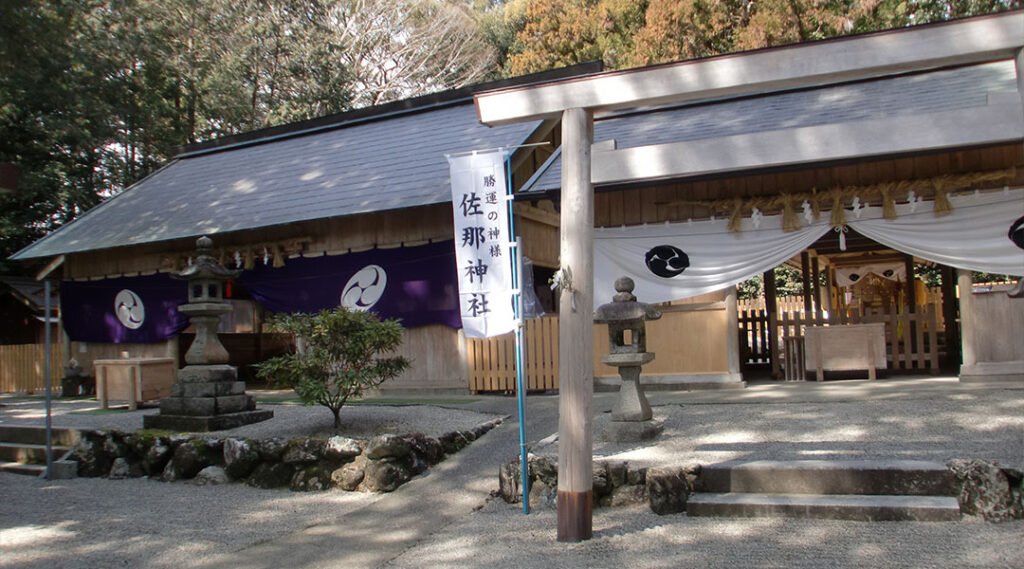 静謐な鎮守の森で神話の世界に思いを馳せる2