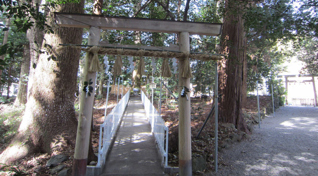 静謐な鎮守の森で神話の世界に思いを馳せる3