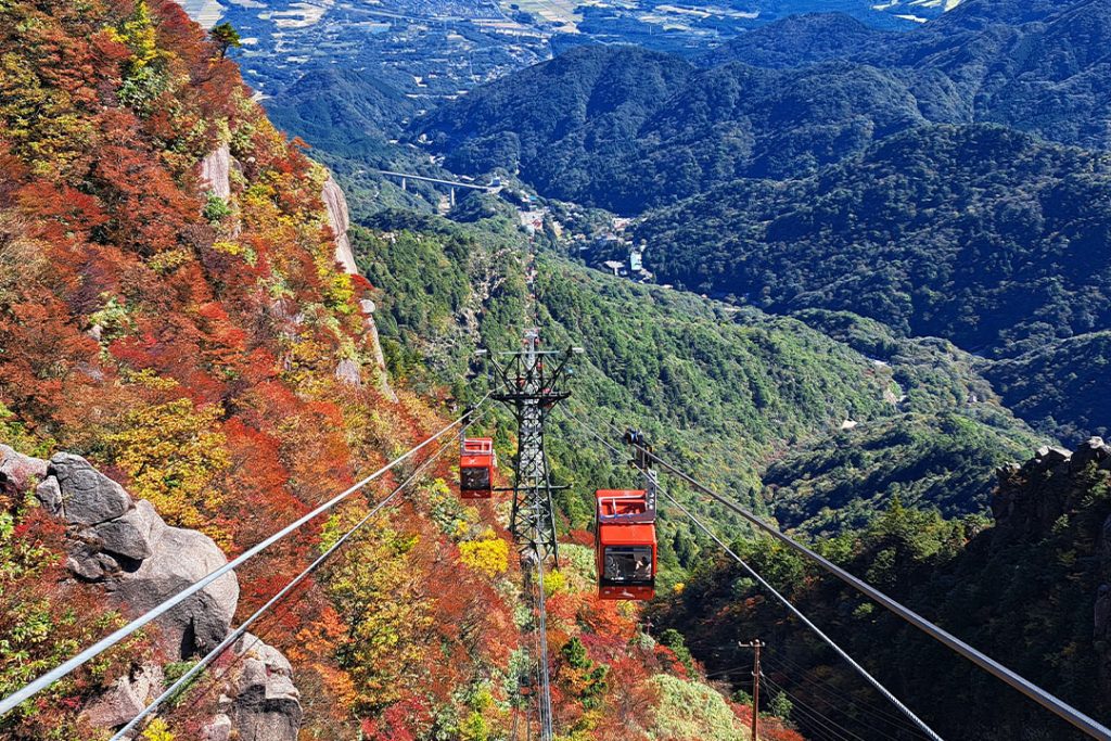 山頂から降りてくる紅葉の歩みを望む御在所ロープウエイ1