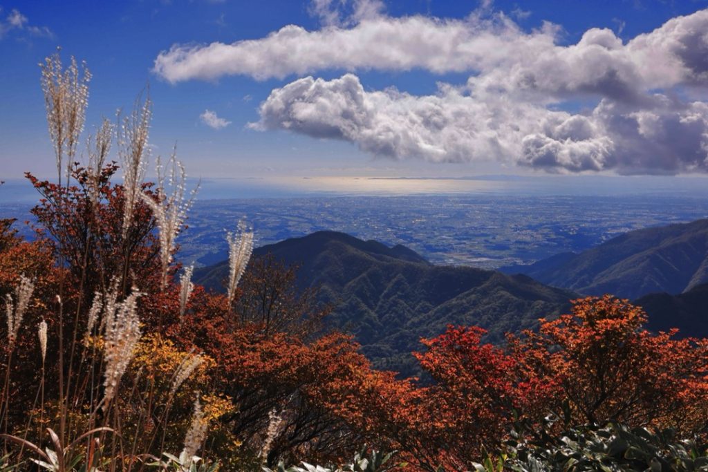 山頂から降りてくる紅葉の歩みを望む御在所ロープウエイ2