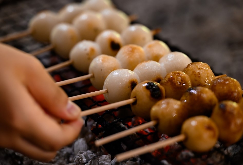 蔵オリジナル秘伝のタレで焼く絶品みたらし団子