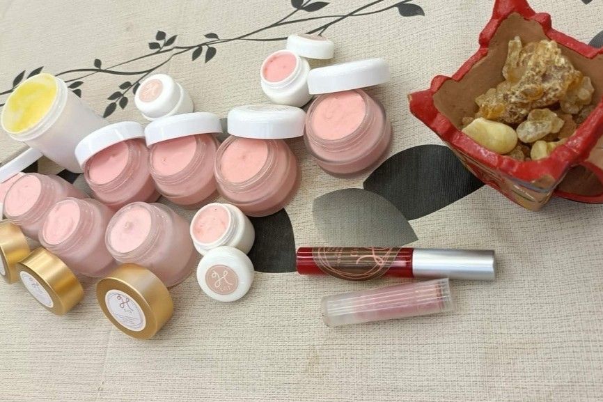 【冬の保湿はピンクにお任せ】鷺島広子さんの美容クリームつくりワークショップ